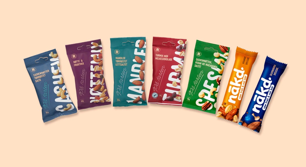 Emballasje med snacks produkter, inkludert nøtteblandinger og energibarer, presentert på en lys bakgrunn.