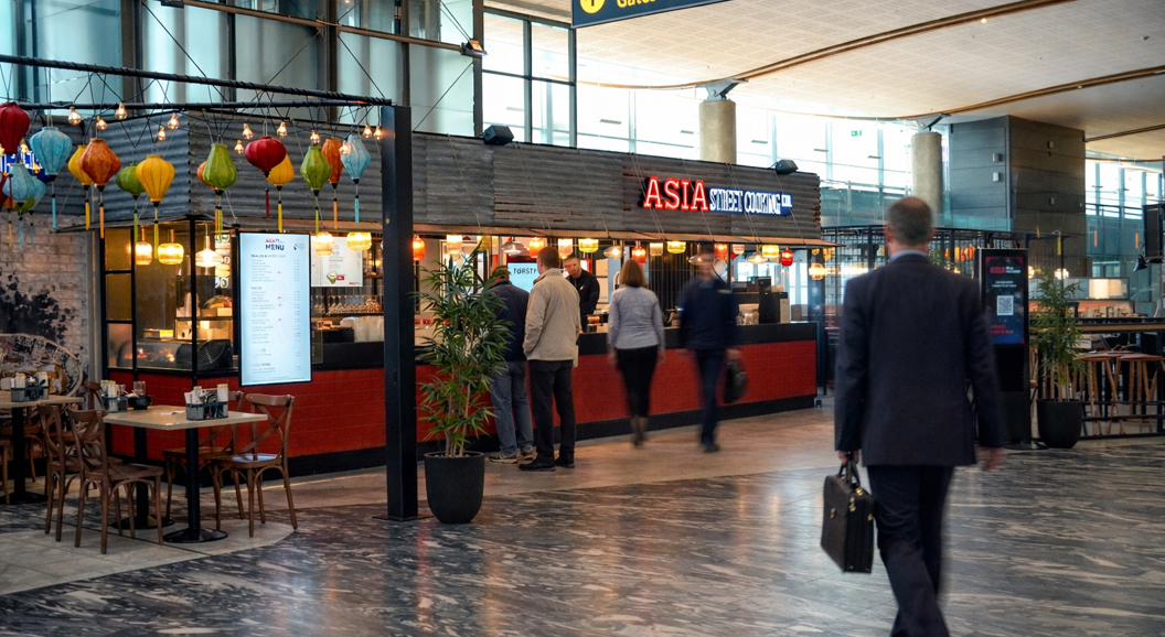 Asiatisk gatekjøkken med fargerike lamper og tydelig skilt, interiørdetaljer med moderne design