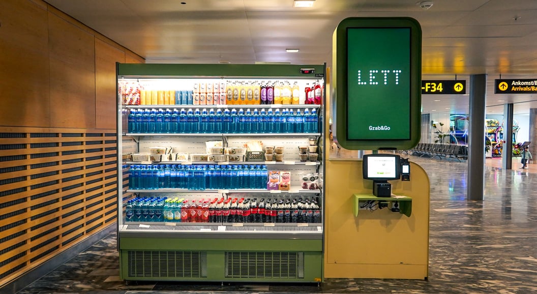 Assorterte sunne boller, wraps og drikkevarer på en lys bakgrunn, med ferske grønnsaker, korn og fargerike juicer. Ideelt for et næringsrikt måltid