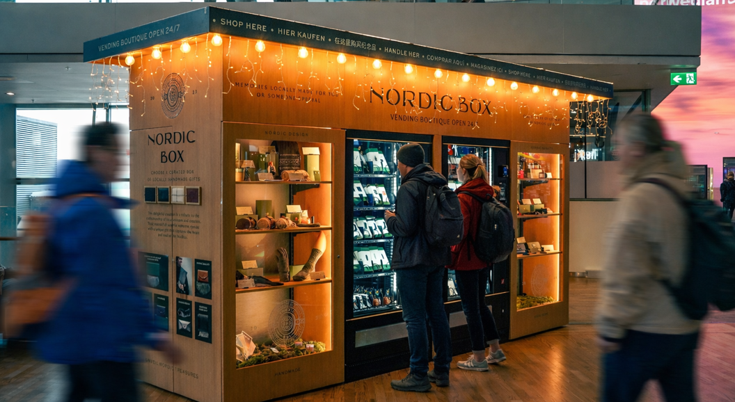 Nordic Box-automatsalg med opplyste hyller og automater som viser frem lokalt håndlagde gaver, plassert i et moderne innemiljø