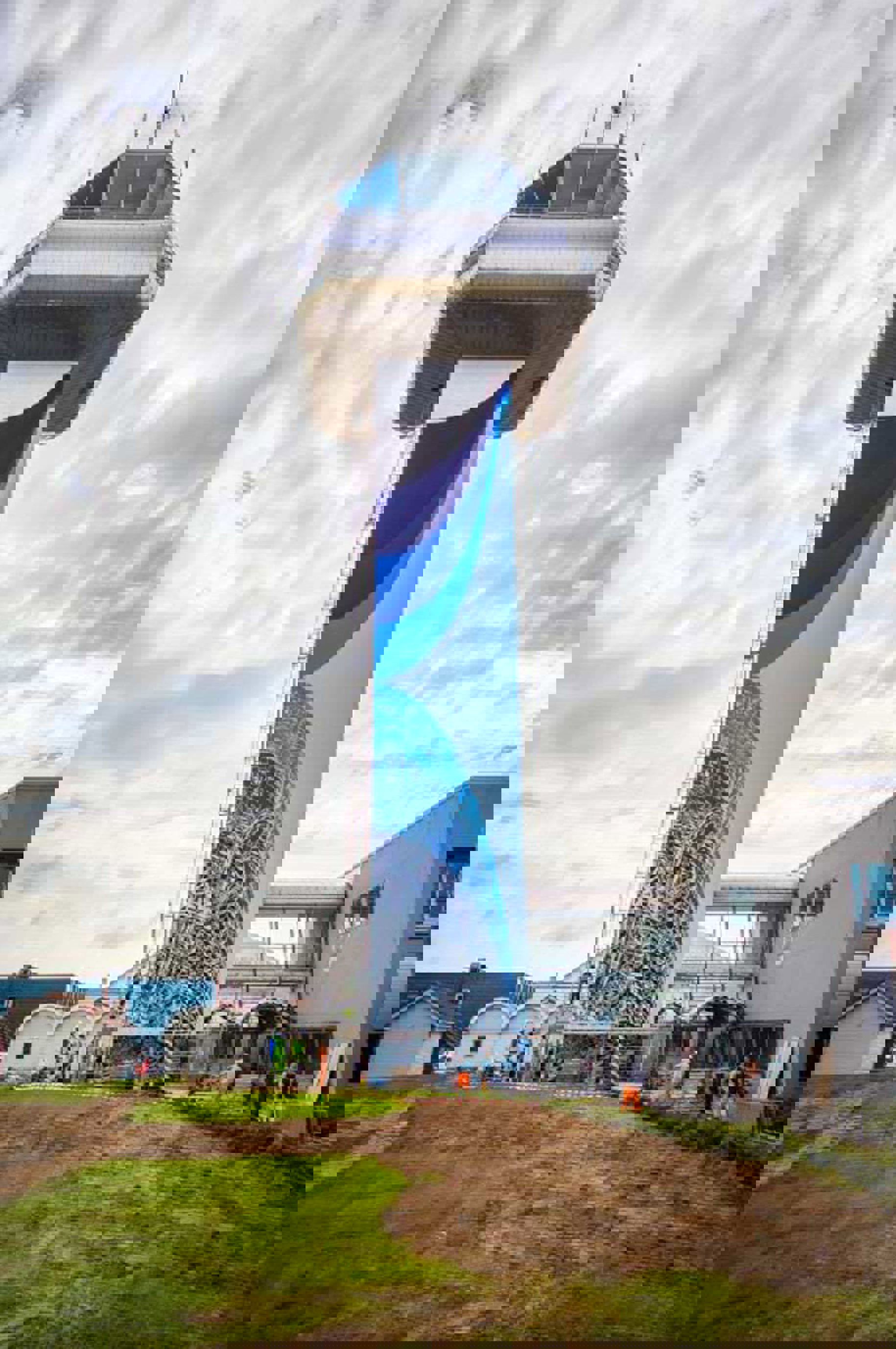 Kunstverk på Stavanger flyplass, kontrolltårnet er malt i nydelige blå farger og mønstre